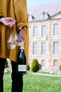 Champagne Palmer Brut Réserve – Beauty – Woman holding Glasses