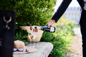 Champagne Palmer Brut Réserve – Beauty – Pouring into Glass